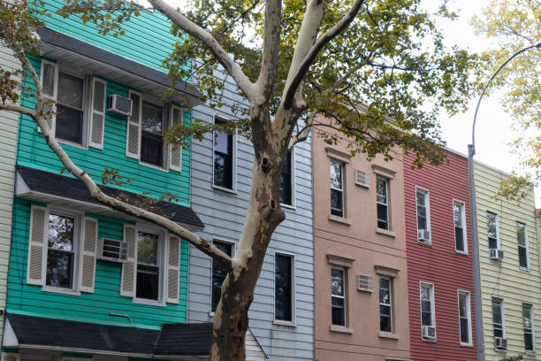fila de coloridos edificios residenciales en greenpoint brooklyn de la ciudad de nueva york - green point fotografías e imágenes de stock