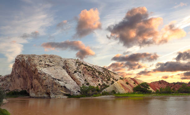 panoramabild der einzigartigen erodierten landschaft in der nähe des green river im dinosaur national monument - dinosaur national monument stock-fotos und bilder