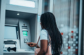 junge-afroamerikanerin-mit-kreditkarte-und-geldautomaten.jpg?b=1&s=170x170&k=20&c=G3BZCFSPhTw0IZwh3nH0AgKk-MXmzAbxWMFRKsCMPdc=