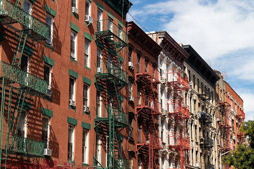 Fila de coloridos edificios residenciales antiguos con escapes de incendios en el Lower East Side de la ciudad de Nueva York photo