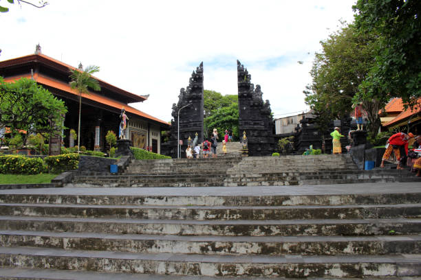 ingresso vuoto del tempio di tanah lot bali. scattata a gennaio 2022. - travel destinations bali tanah lot temple foto e immagini stock