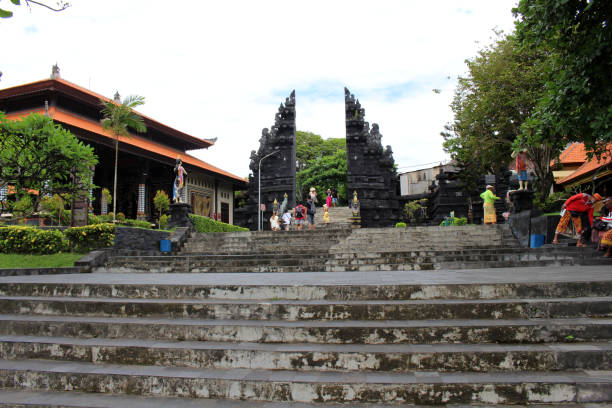 пустой вход в храм танах лот бали. снято в январе 2022 года. - travel destinations bali tanah lot temple стоковые фото и изображения