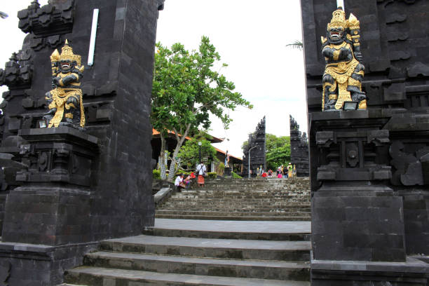 ingresso vuoto del tempio di tanah lot bali. scattata a gennaio 2022. - travel destinations bali tanah lot temple foto e immagini stock