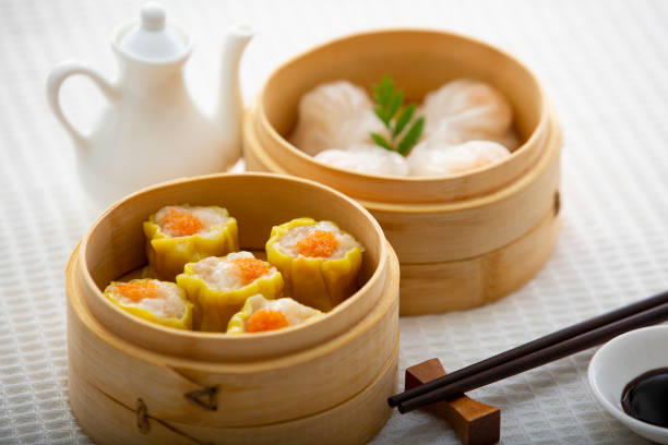 различные гуандунские дим-самы в ресторане - shumai стоковые фото и изображения