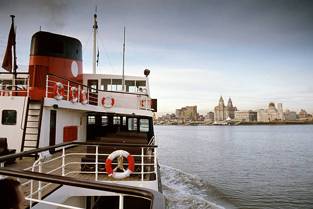 traghetto lungo il fiume mersey - river mersey foto e immagini stock