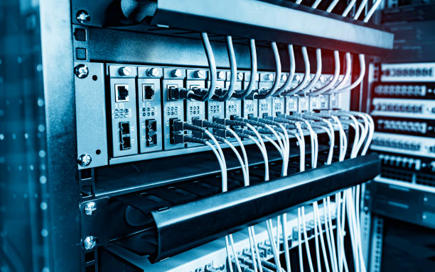 światłowodowe kable podłączone do portów optycznych i kable sieciowe podłączone do portów ethernet - cable node switch router zdjęcia i obrazy z banku zdjęć