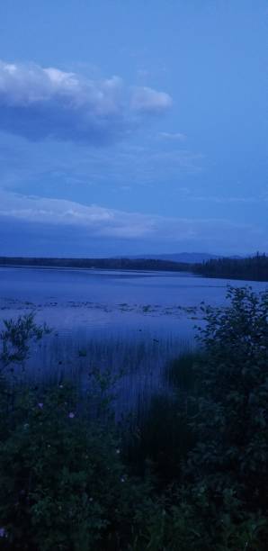 amanecer en un lago en la hermosa b.c., canadá - lake tranquil scene landscape zen like fotografías e imágenes de stock