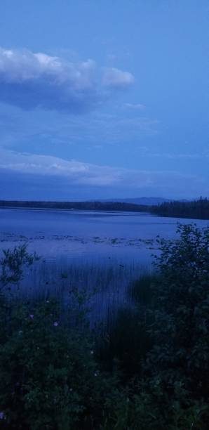 nascer do sol em um lago na bela b.c., canadá - lake tranquil scene landscape zen like - fotografias e filmes do acervo