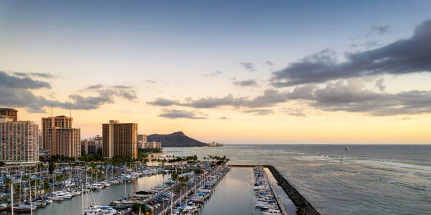 하와이 호놀룰루의 알라 모아나 비치와 카카아코의 공중 전경 - coral water sunset usa 뉴스 사진 이미지