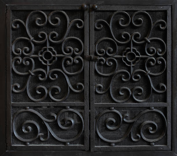 tela de lareira de ferro forjado com padrão ornamental. - door old fashioned old closed - fotografias e filmes do acervo