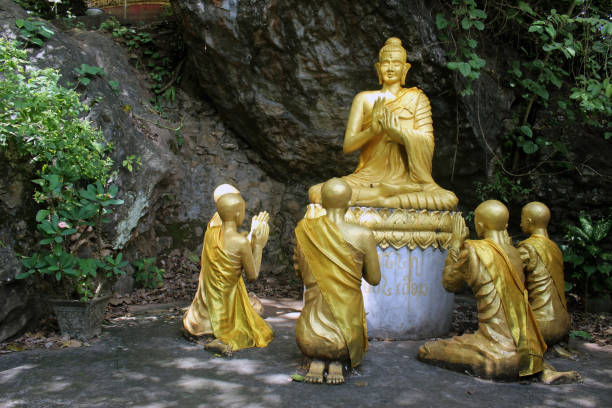 buddha e disiples scultura in un santuario nella natura - buddha image foto e immagini stock