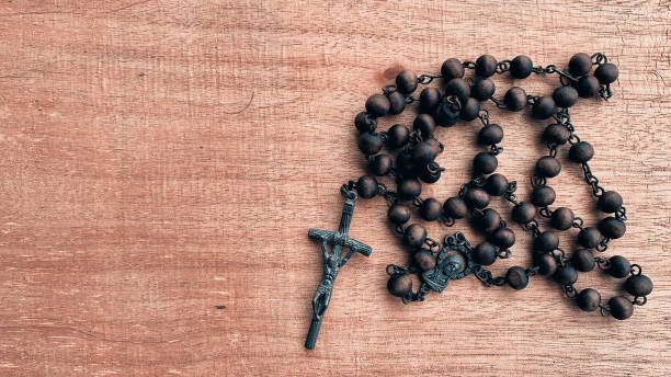 vista superior del santo rosario sobre mesa de madera marrón. - rosario fotografías e imágenes de stock