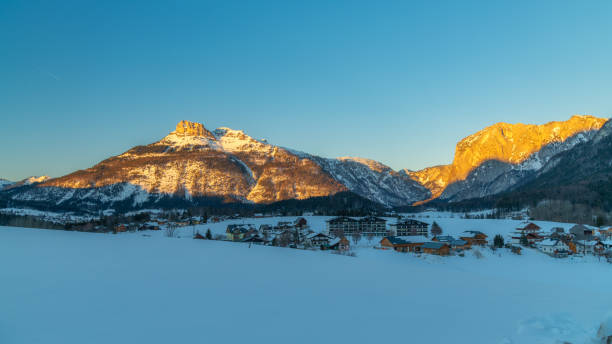 winter in salzkammergut - copy space alpenglow winter mountain range imagens e fotografias de stock