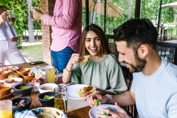 gruppo di amici latini che mangiano cibo messicano nella terrazza del ristorante in messico america latina - cucina messicana foto e immagini stock