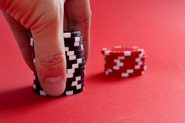 mano umana che raccoglie pile di chip da gioco - token gambling chip stack red foto e immagini stock