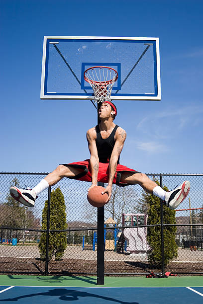 uomo giocando a basket - hanging basket foto e immagini stock