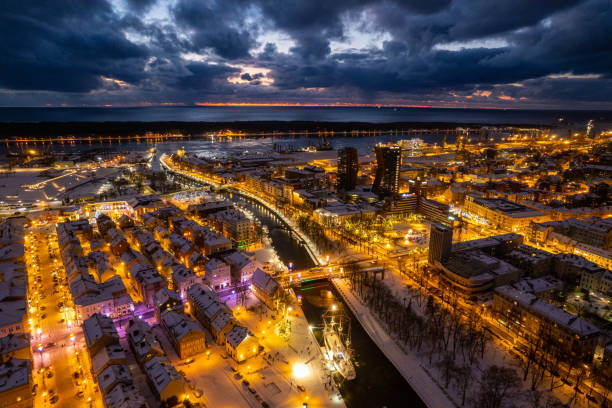 リトアニア、雪のクライペダ市のパノラマ - klaipeda ストックフォトと画像