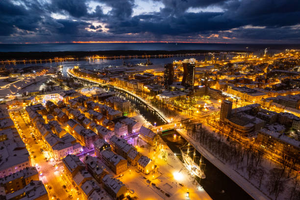 リトアニア、雪のクライペダ市のパノラマ - klaipeda ストックフォトと画像