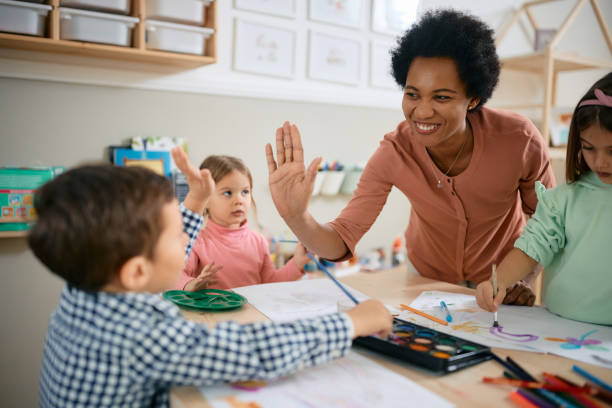 あなたの絵は美しく、よくやった! - preschool child preschooler multi ethnic group ストックフォトと画像