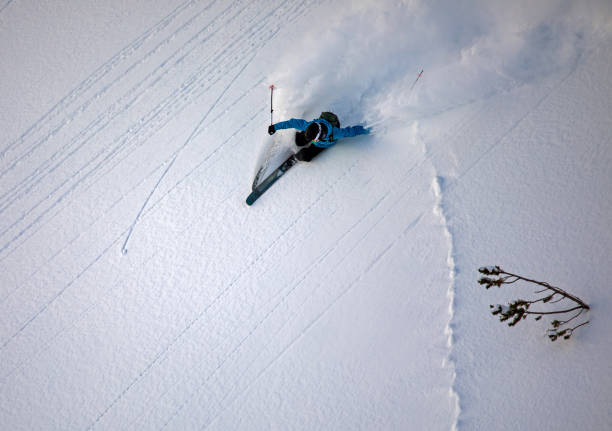 esquiador livre cavalgando em um terreno de pó intocado - skiing winter sport powder snow athlete - fotografias e filmes do acervo