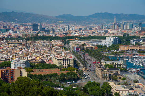 panoramiczny widok na passeig de colom, la barceloneta, przystań port vell, pomnik krzysztofa kolumba w barcelonie, katalonia, hiszpania - port de barcelona zdjęcia i obrazy z banku zdjęć