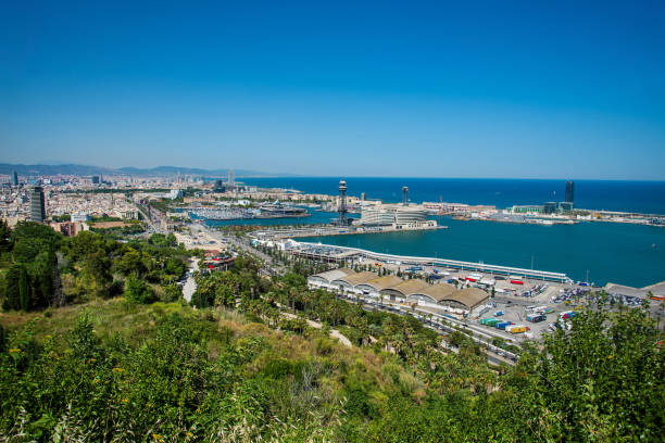 panoramiczny widok na passeig de colom, la barceloneta, przystań port vell, pomnik krzysztofa kolumba w barcelonie, katalonia, hiszpania - port de barcelona zdjęcia i obrazy z banku zdjęć