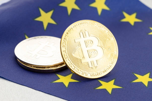 bitcoin kryptowährungsmünzen auf der nationalflagge der europäischen union - currency exchange european union currency currency exchange rate stock-fotos und bilder