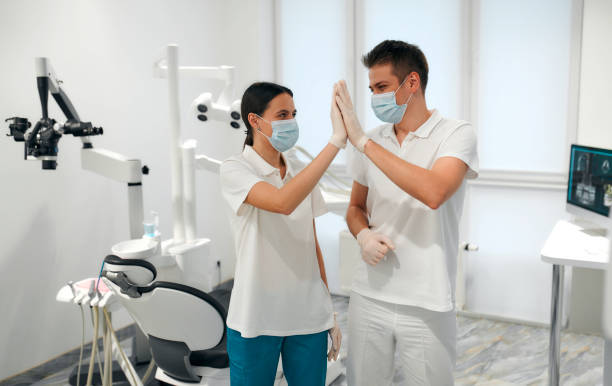 стоматология - зубной ассистент стоковые фото и изображения