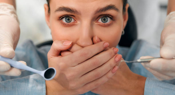odontologia - fear hiding women office - fotografias e filmes do acervo