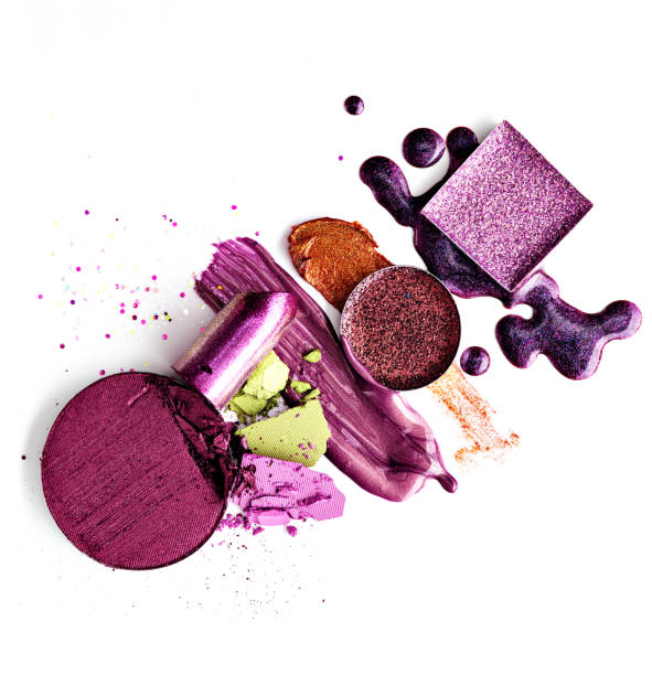 ensemble violet de produits de maquillage éparpillés renversés. - crushed make up cosmetics lipstick photos et images de collection