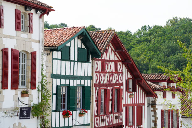 baskische häuser im dorf la bastide clairence, im baskenland, in frankreich - baskenland stock-fotos und bilder