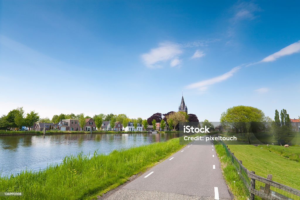 Vecchia chiesa lungo il fiume amstel, Paesi Bassi - Foto stock royalty-free di Amstelveen