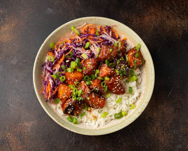 tempeh frito vegano con arroz y verduras. comida asiática saludable - tempeh fotografías e imágenes de stock