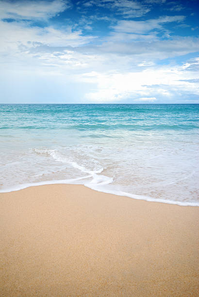 istock Sea waves on the beach 136993297