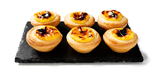 portugiesische eierkuchen dessert pastel de nata - egg tart stock-fotos und bilder