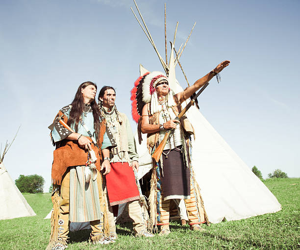 ノースアメリカンインディアンのグループ - wigwam tent north american tribal culture indigenous culture ストックフォトと画像