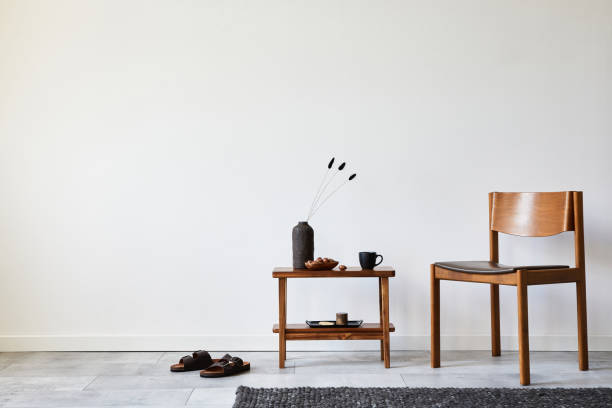 창의적인 빈티지 의자, 사이드 테이블, 우아한 개인 액세서리가 있는 세련된 livng room 인테리어의 현대적인 구성. 벽지. 공간을 복사합니다. 템플렛.  "n - designer living room brown white 뉴스 사진 이미지