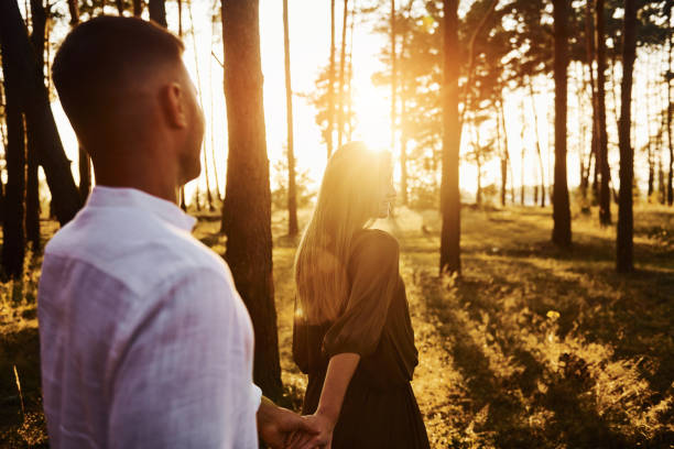 scena niemiejska. szczęśliwa para jest na świeżym powietrzu w lesie w ciągu dnia - non rural scene zdjęcia i obrazy z banku zdjęć