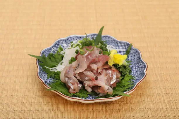 To mix chopped horse mackerel meat and spices, tap the meat as you chop it. This process of tapping the horse mackerel into small pieces is the origin of the word "tataki".