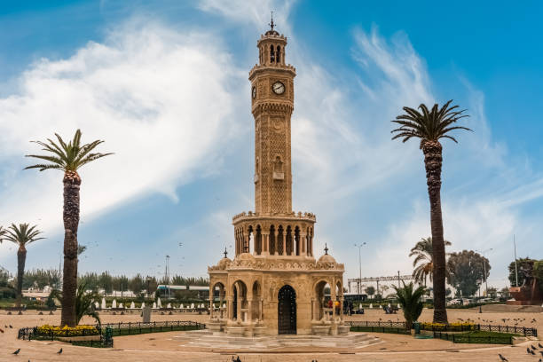 izmir uhrturm auf dem konak-platz. berühmter ort. - turmuhr stock-fotos und bilder