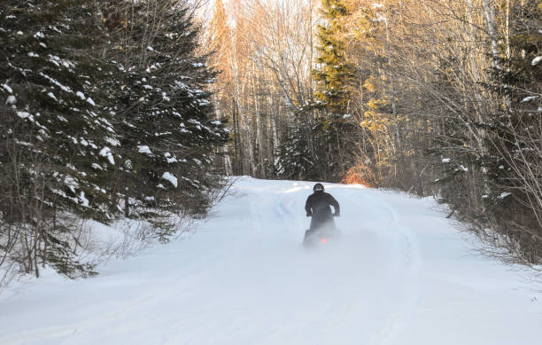 skidoo saison - schneemobilfahren stock-fotos und bilder