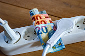 powerstrip-mit-steckern-und-euro-banknoten-zur-veranschaulichung-des-anstiegs-der-strom-und.jpg?b=1&s=170x170&k=20&c=2M7Sx_y76i_vytMaGT6YAjEEx5vHqfAsOKxW-tdkFcs=