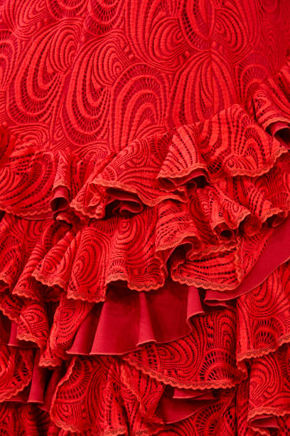 detalhe da roupa do vestido flamenco, cor vermelha. elegante roupa de mulher espanhola - ife - fotografias e filmes do acervo