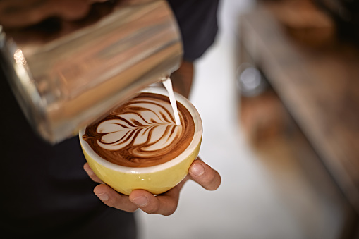 Fabricación de arte hot latte por barista photo
