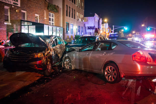 varios coches se estrellan por la noche - accidente de automóvil fotografías e imágenes de stock