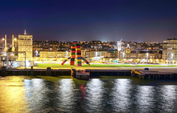 une vue spéciale depuis la mer : la français ville portuaire du havre havre en normandie avec éclairage nocturne et reflets dans l’eau - le havre photos et images de collection