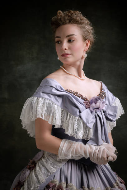 portrait vintage d’une jeune fille adorable à l’image d’une personne royale médiévale en robe de style renaissance isolée sur fond sombre. comparaison des époques - princess women duchesses renaissance photos et images de collection