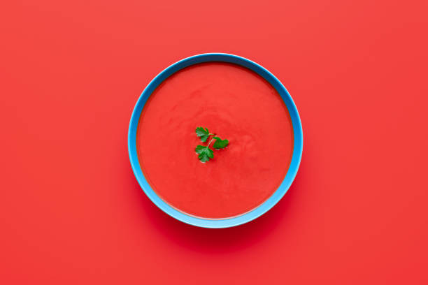 tomatencremesuppenschüssel, über dem blick auf rotem hintergrund - tomatensuppe stock-fotos und bilder