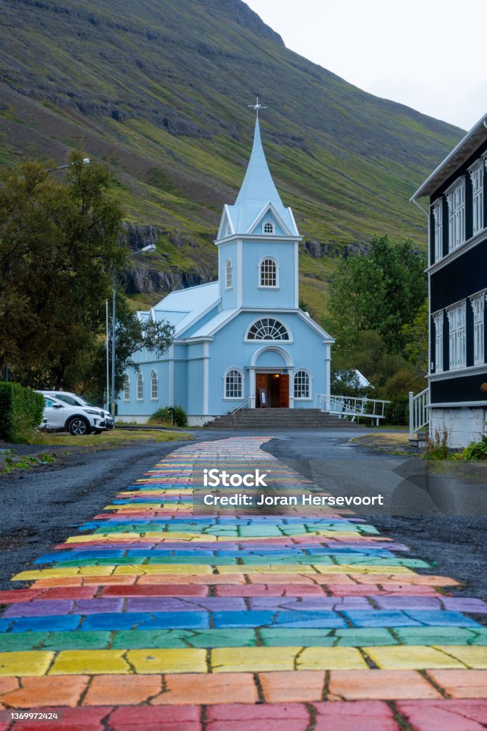 kleurvol kerkje IJsland regenboog kerkje Architecture Stock Photo