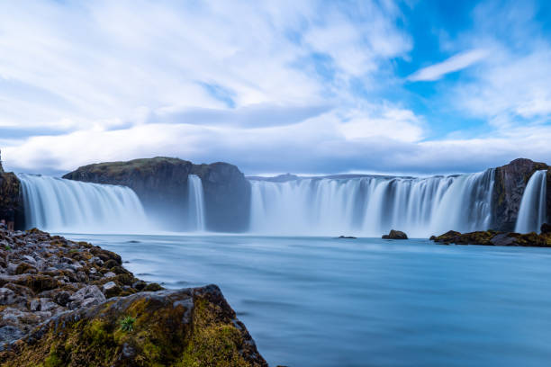 istock waterval met melkwater lange sluitertijd 1369972467
